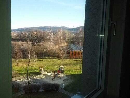 Blick auf Spielplatz - Gemütliches Zuhause - 95.000,00&nbsp;EUR Kaufpreis, ca.&nbsp; 69,30&nbsp;m&sup2;&nbsp;Wohnfl&auml;che