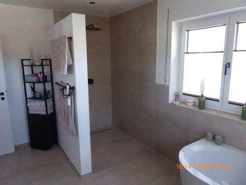 Bad mit großzügiger Dusche.JPG - 