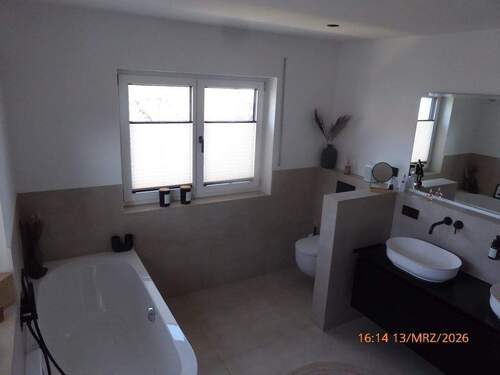 Bad mit Waschtisch und Unterbauschrank.JPG - 