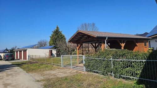 Seitenstraße mit Garage & Carpport.jpg - 