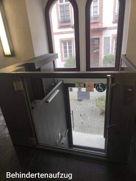 Behindertenaufzug zur Strasse - 