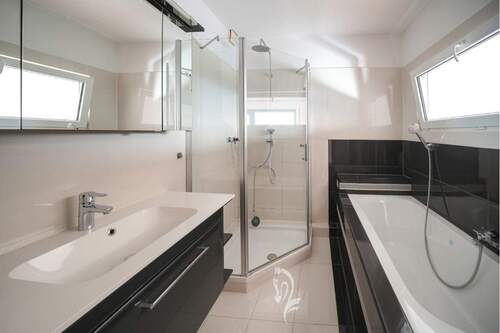 Bad mit Wanne und Dusche - 