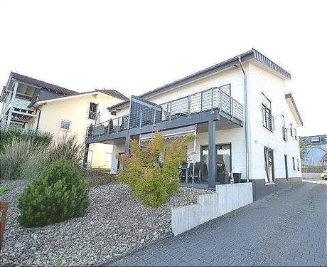 4 - Familienhaus in Tawern - Frei ab 01.07.2026 3 Zimmerwohnung im 1. Obergeschoss (Dachgeschoss) Balkon Einbauküche Erdwärmepumpe - Fußbodenheizung