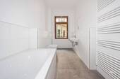 Tageslichtbad mit Wanne - 