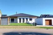 Hausansicht mit Garage - Moderner neuwertiger Bungalow - 469.000,00 EUR Kaufpreis, ca.  155,00 m² Wohnfläche