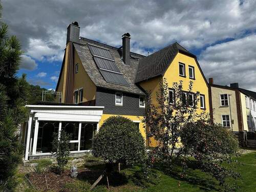 Frontansicht Sommerfoto - Großes EFH mit 2xBad, Doppelgarage, Kamin, Pool, Sauna & großer Terrasse vor den Toren von Chemnitz