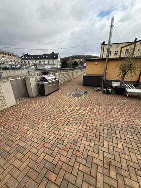 Terrasse mit Flussmauer - 