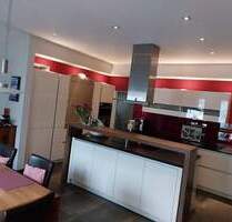 Große OG-Wohnung mit 6 Zimmern, Einbauküche, überdachter Terrasse und Balkon - Hügelsheim