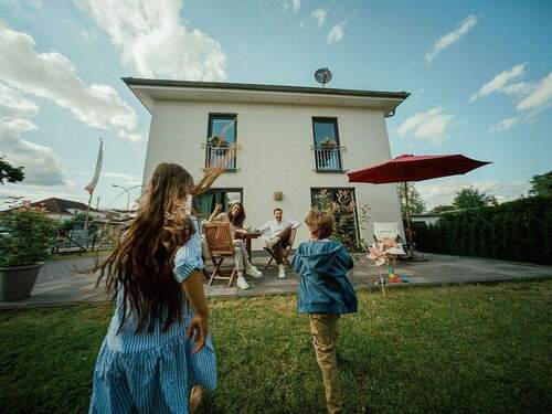 Spielende Kinder und Familie auf Terasse.jpg - 