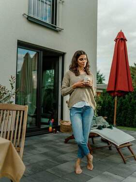 Frau mit Kaffee auf Terasse.jpg - 