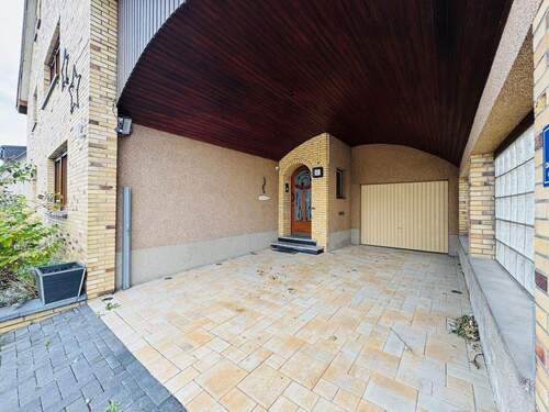Großes Vordach mit Garage - 8 Zimmer Mehrfamilienhaus, Wohnhaus zum Kaufen in Aldenhoven