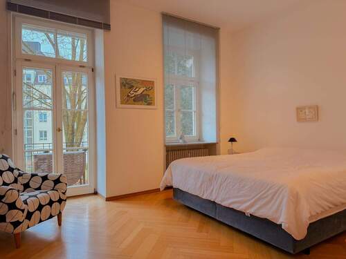 Schlafzimmer - Ein Katzensprung zur Maximilianstraße, bezugsfreie 3-Zimmer-Altbauwohnung inkl. sep. Büro und TG