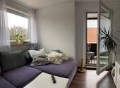 Wohnzimmer mit Zugang zur Loggia - 2 Zimmer Etagenwohnung zur Miete in Delmenhorst