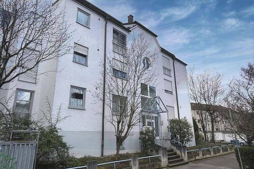 Hausansicht - Gemütliche 2-Zimmer-Wohnung am Stadtpark in Zuffenhausen mit Balkon und TG-Stellplatz!