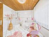 Badezimmer mit Dusche und Badewanne - 7 Zimmer Einfamilienhaus in Saarwellingen