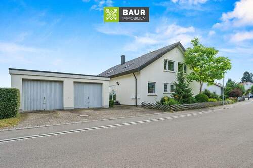 Haus mit Garagen - 