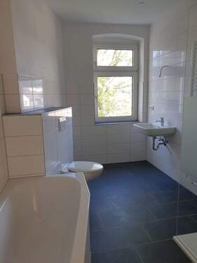 Bad mir Wanne, Dusche und Fenster.jpg - Großes Familienglück ist mietbar! Luxuriös kernsaniert, Erstbezug, Balkon, Gäste WC, Bad mit Fußbodenheizung, 5 Räume