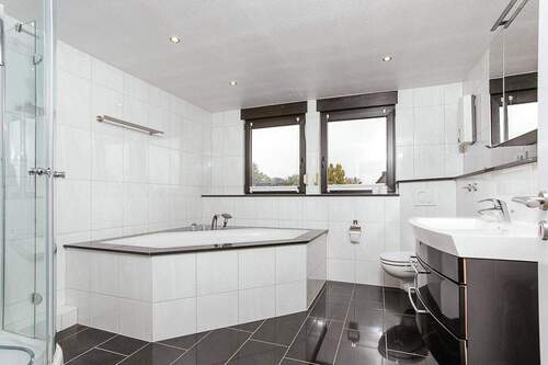 Schöne Wellness Bad - Lichtdurchflutete Maisonette mit Dachterrasse