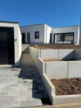 1.jpg - Stilvoller Flachdachbungalow - 2.300,00&nbsp;EUR Kaltmiete, ca.&nbsp; 210,00&nbsp;m&sup2;&nbsp;Wohnfl&auml;che