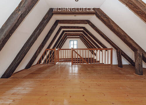 Dachspitz mit historischen Balken - 