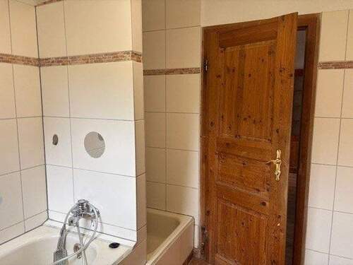 Bad mit Wanne und Dusche - 