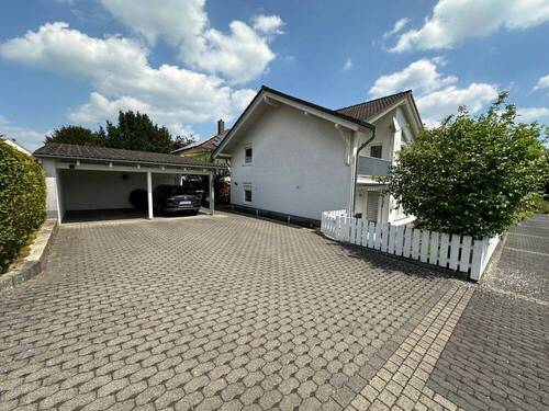 Hof mit Doppelcarport - 4 Zimmer Doppelhaushälfte in Marienrachdorf