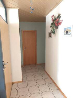 Diele mit Zugang zum Dachspitz - Etagenwohnung mit 79,00 m² in Hilders zum Kaufen