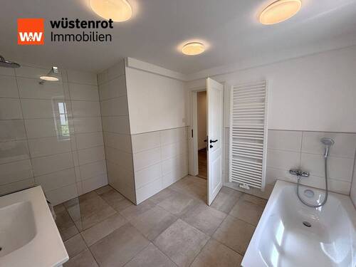 EG _ Badezimmer, mit Wanne - 