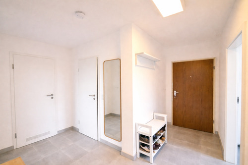 Wohnungseingang und Flur mit praktischem Stauraum - 2 Zimmer Etagenwohnung zum Kaufen in Erlangen