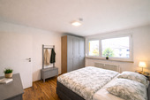 Helles Schlafzimmer mit viel Stauraum - 2 Zimmer Etagenwohnung in Erlangen