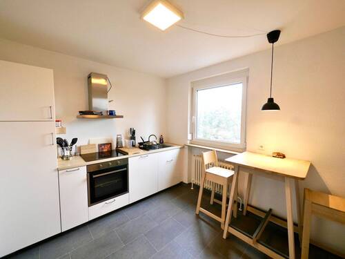 Küche mit Tageslicht und Essgelegenheit - 