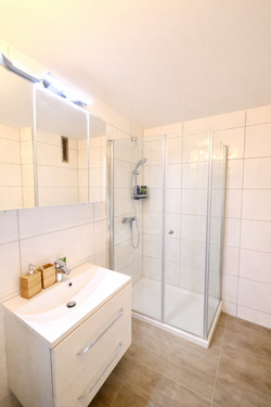 Modernes Duschbad mit ebenerdiger Dusche und Hänge-WC - 