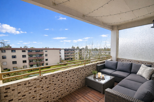 Wettergeschützte Loggia mit freiem Blick über die Dächer - 