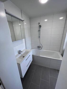 Bild 1 - Helle 2-Zimmer-Wohnung mit Südbalkon in zentraler Lage