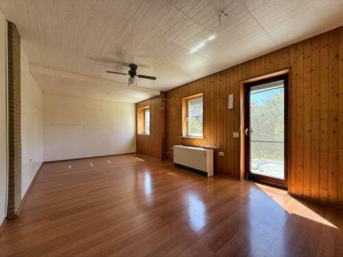 Wohnzimmer links - 8 Zimmer Mehrfamilienhaus, Wohnhaus in Dahlum