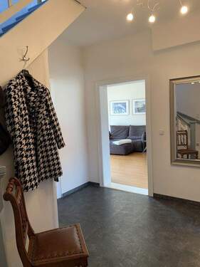 Flur-Blick in Wohn-Essbereich - 