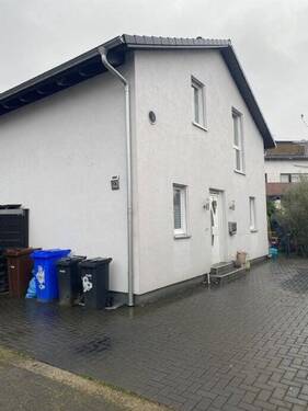 Hausansicht vom Eingang - Wesseling, Wintergarten,KfW Haus 70 , Wärmepumpe, 4 Schlafzimmer, direkt vom Eigentümer provisionsfrei, leerstehend,