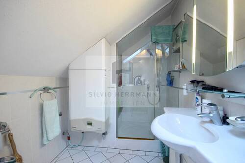Obergeschoss I WC mit Dusche und Gastherme - 