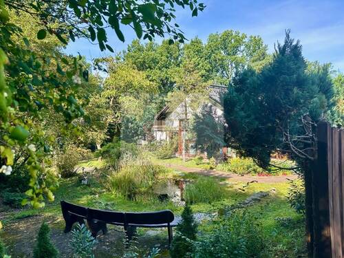 Blick zum Wohnhaus I vorn der Gartenteich - 