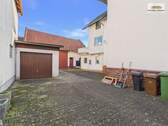 Hof mit Garage_03 - 2 Zimmer Einfamilienhaus in Niederdorfelden