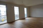 Heller Wohn-Essbereich mit Zugang zum Balkon - Hochwertige 3-Zimmer-Wohnung mit Einbauküche und Süd-Balkon . Für Anspruchsvolle