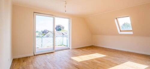 Wohnzimmer mit Balkon - 4 Zimmer Etagenwohnung zum Kaufen in Timmendorfer Strand