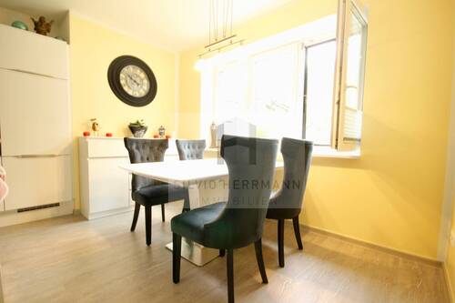 Essen mit Blick in den Garten - 