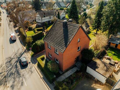 Drohnenaufnahme - Charmantes Ein-, Zweifamilienhaus mit großem Grundstück und Potenzial zur weiteren Bebauung