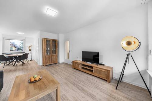 Wohnzimmer.JPG - Schoppershof: Freie, sanierte 2-Zi. Whg. komplett Möbliert