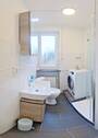 Badezimmer mit Fenster und Waschtrockenautomat.JPG - 