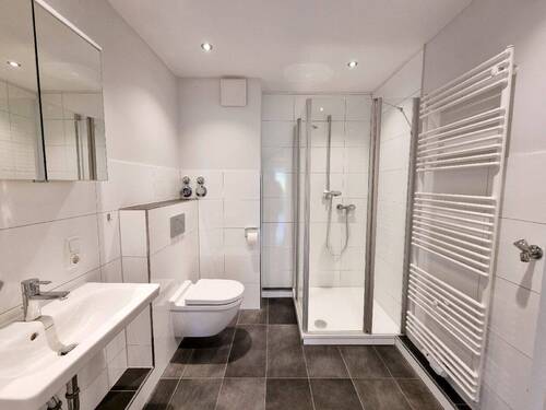 Saniertes Bad mit Dusche... - 