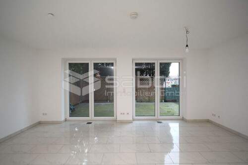 Wohnzimmer - Modernes Familienidyll: Reihenendhaus mit Terrasse, Dachterrasse & offener Küche