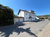 Vorderansicht mit Garagen - 1 Zimmer Mehrfamilienhaus, Wohnhaus zum Kaufen in Breuberg