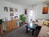 Wohnzimmer mit Zugang zum Balkon 1.OG - 